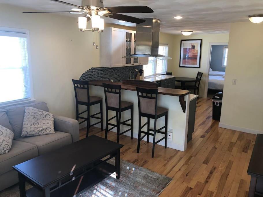 Entire Apartment Close To Downtown - 2 Queen Beds Springfield Exteriör bild